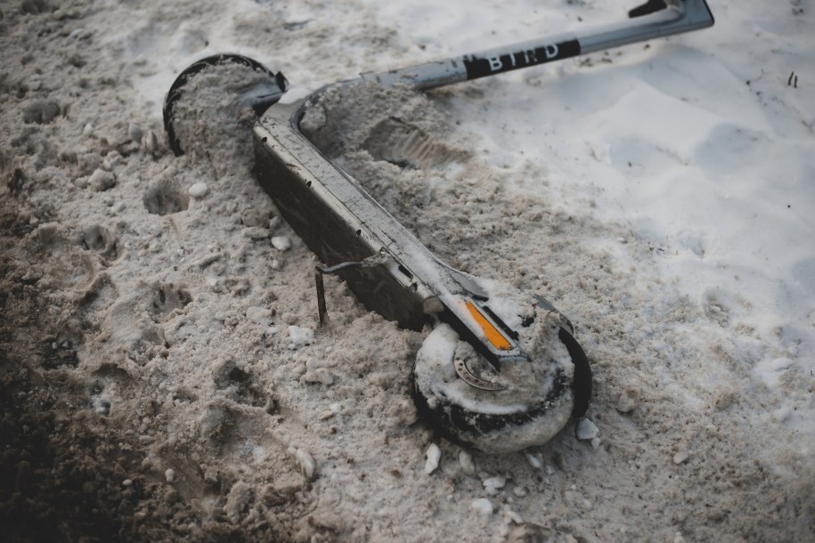 12-latek w klapkach hulajnogą ruszył do szkoły