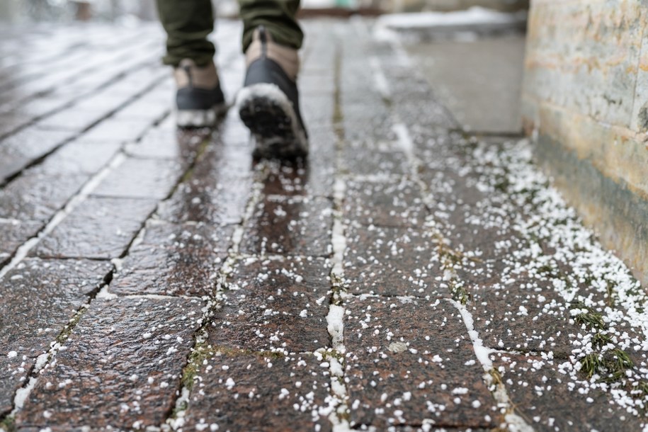 Śnieg i marznące opady. Na drogach i chodnikach może być ślisko