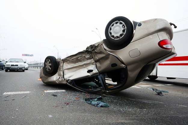 Dachowanie volvo i dwie ofiary śmiertelne w powiecie kieleckim