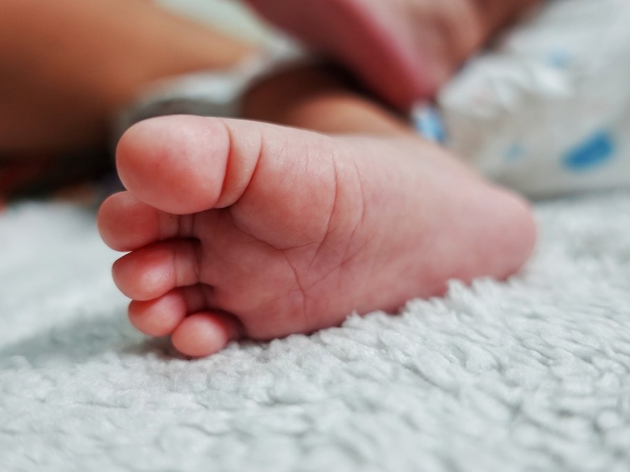 Niemowlę z pękniętą czaszką trafiło do szpitala. Zatrzymano rodziców