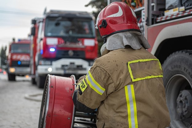 Ogień w mieszkaniu w Ostródzie. Do szpitala zabrano matkę i dwójkę dzieci