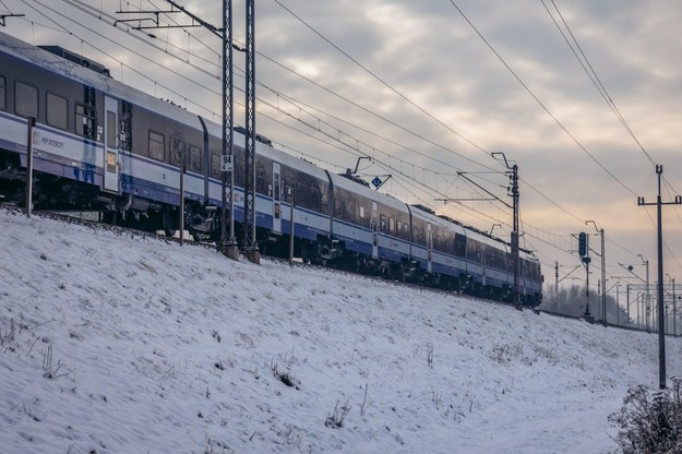 Uszkodzenia na trakcji kolejowej we Wrocławiu. Pociągi nie kursują