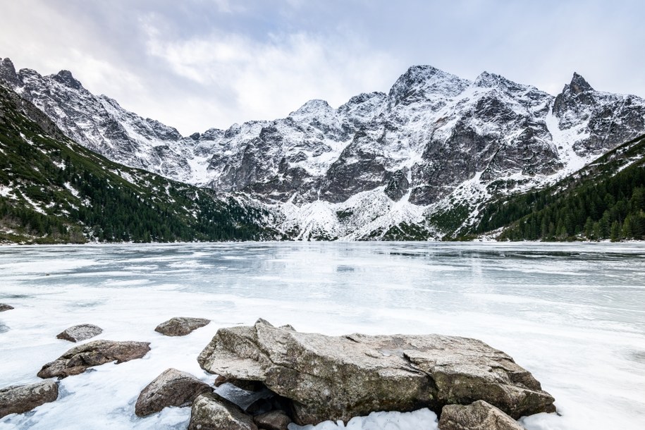 Trudne warunki turystyczne w Tatrach. Morskie Oko "pękło"