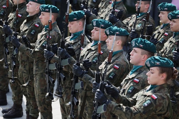 Najdziwniejsza decyzja w historii polskiej armii? Żołnierze mieli oglądać TVP