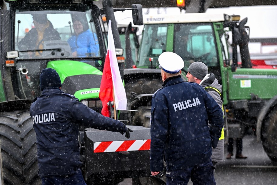 Protestujący rolnicy próbowali siłą wejść do urzędu w Bydgoszczy. Poszkodowana dziennikarka