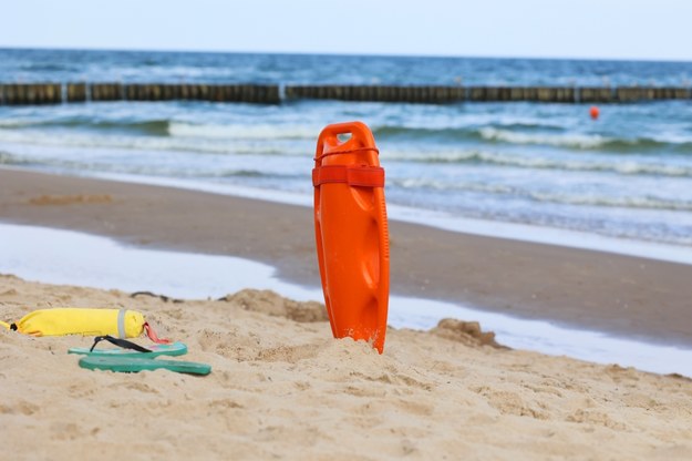 Poszukiwania kobiety. Jej rzeczy osobiste znaleziono na plaży