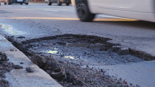 Warszawskie drogi jak ser. Dziura na dziurze zmorą mieszkańców