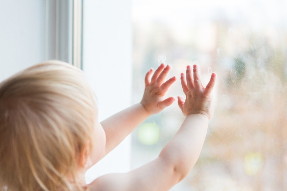 Dwulatek na parapecie. Był pod opieką pijanej matki