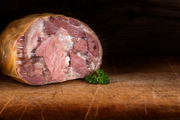 Zatrute mięso w Nowej Dębie. Wiemy, ile sprzedano opakowań galarety