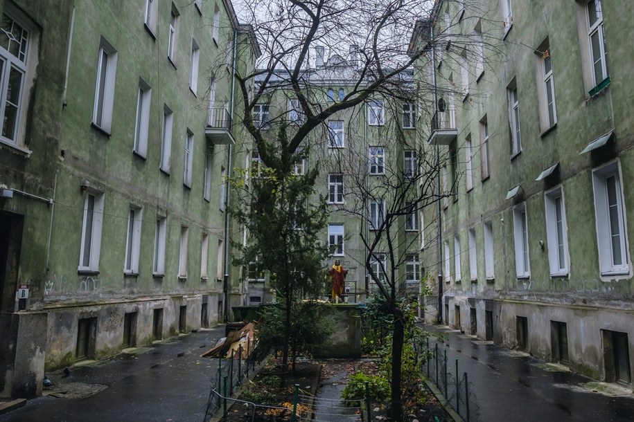 Brutalny atak w Warszawie. Kobieta uderzona młotkiem w głowę