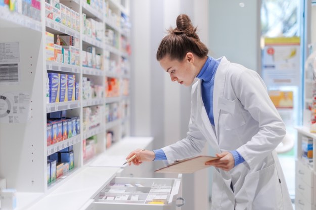 Wiemy, ilu leków brakuje w aptekach. Co mają robić pacjenci?