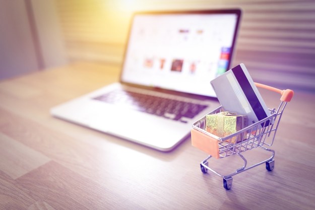 ​88 proc. Polaków robi zakupy przez internet. Co kupujemy online?