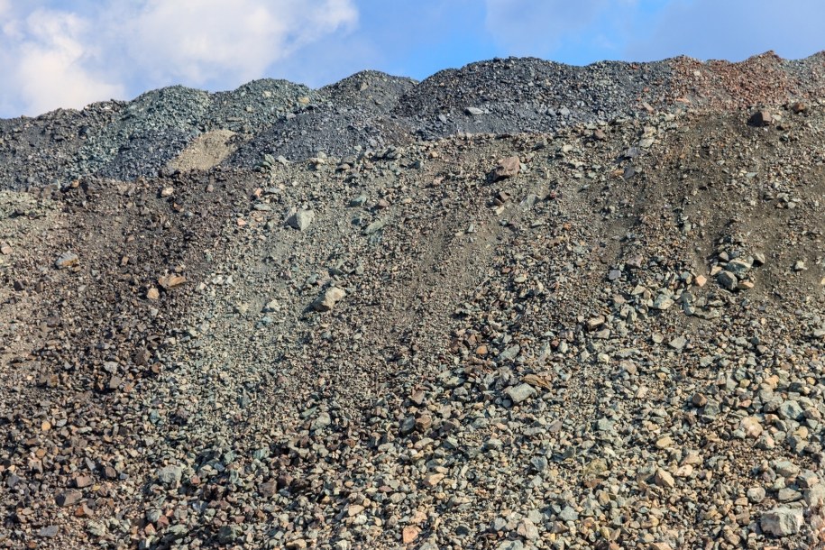 Śmiertelny wypadek na hałdzie. Mężczyzna przygnieciony przez ciężarówkę