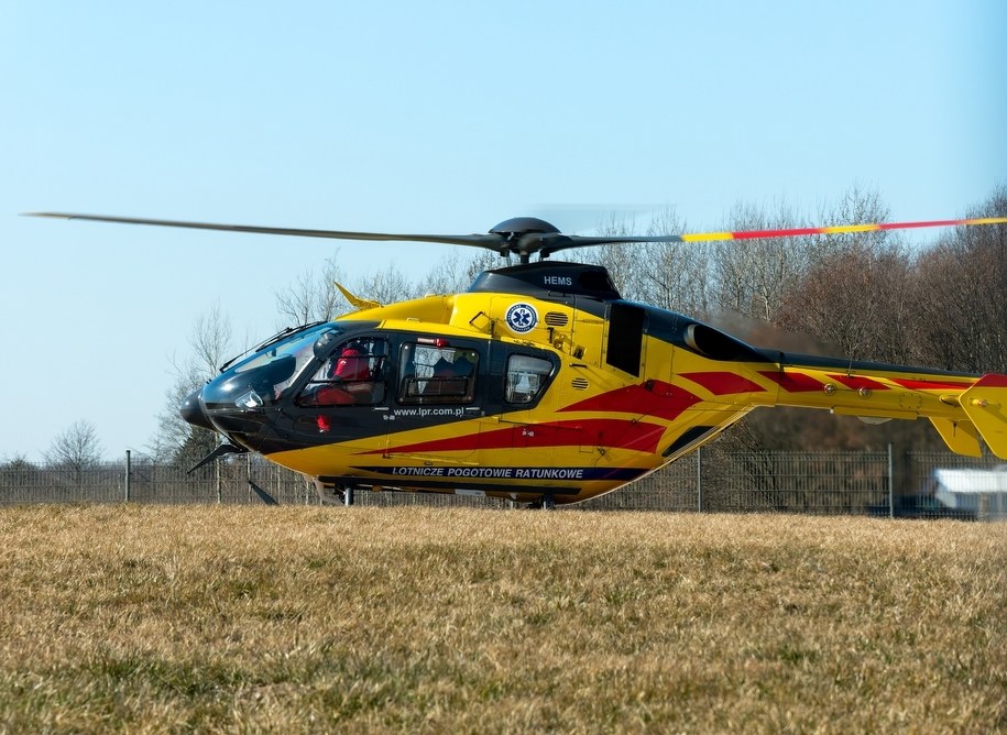 Dramat na drodze. Dwa śmigłowce LPR zabrały motocyklistę i strażaka