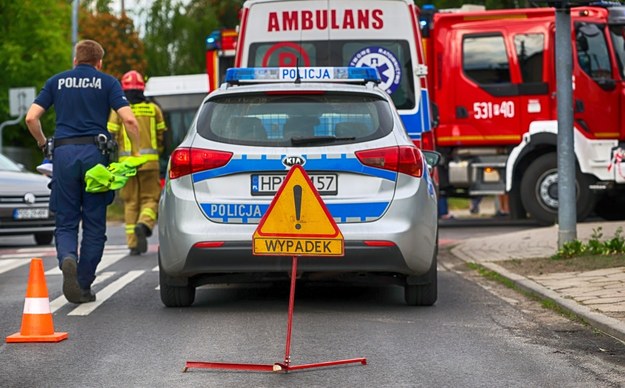 Groźny wypadek w Krakowie. Auto uderzyło w sygnalizację świetlną