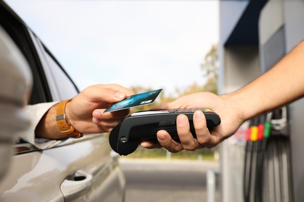 Diesel i benzyna znów kosztują niemal tyle samo