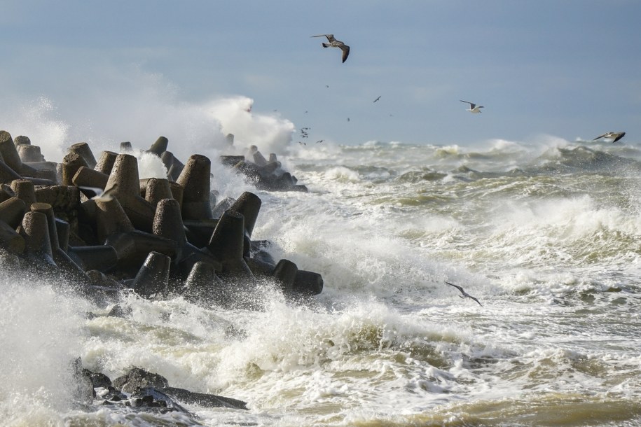 Sztorm na wybrzeżu. Na południu i wschodzie burze