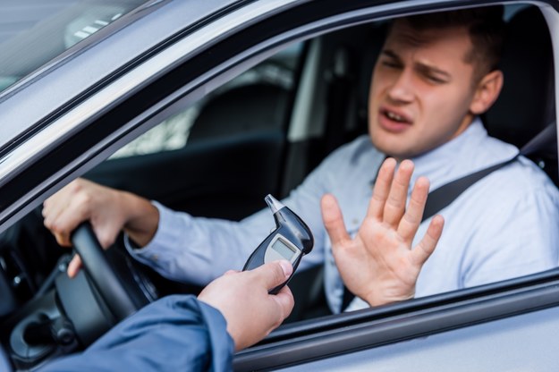 Ponad 400 wypadków, 1,8 tys. pijanych kierowców. Policja podsumowuje majówkę