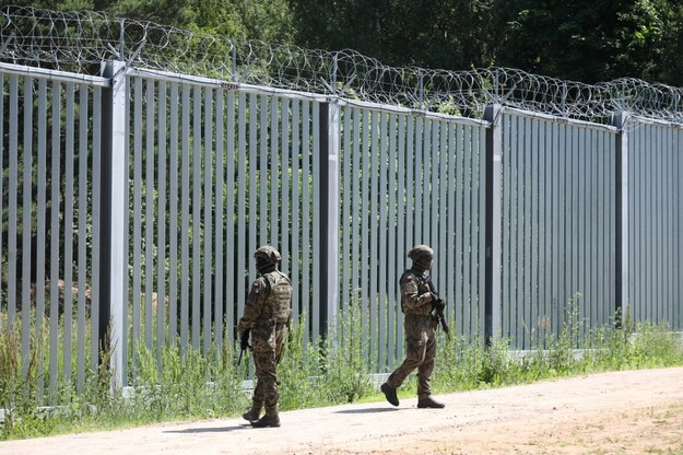 Migrant okradł żołnierza. Przełożył ręce między przęsłami zapory