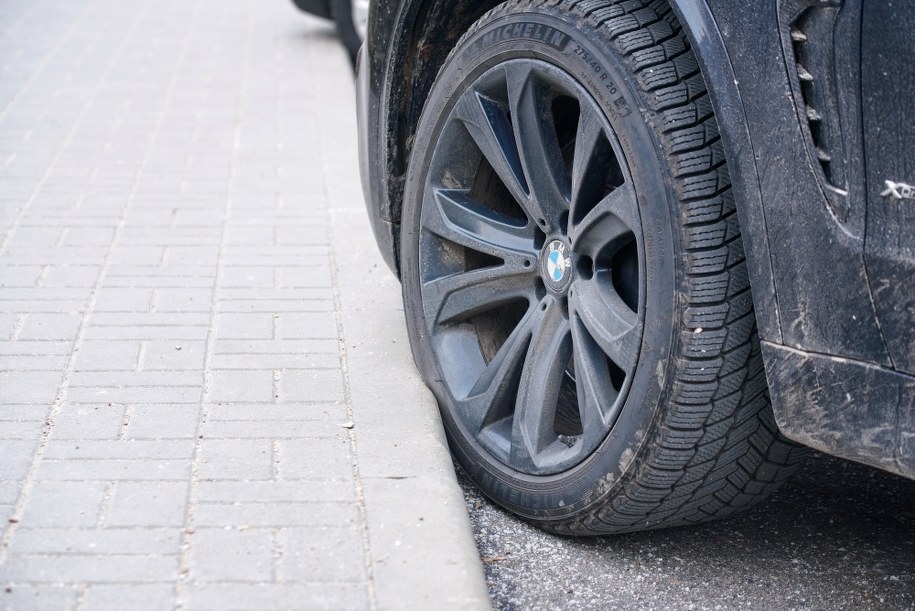 Wjeżdżał na krawężniki i chodnik. Kierowca bmw był pijany