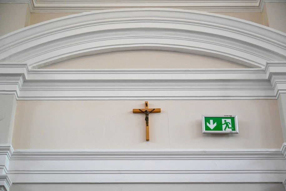 Prezes PiS o ściąganiu krzyży: To uderzenie w naszą wolność