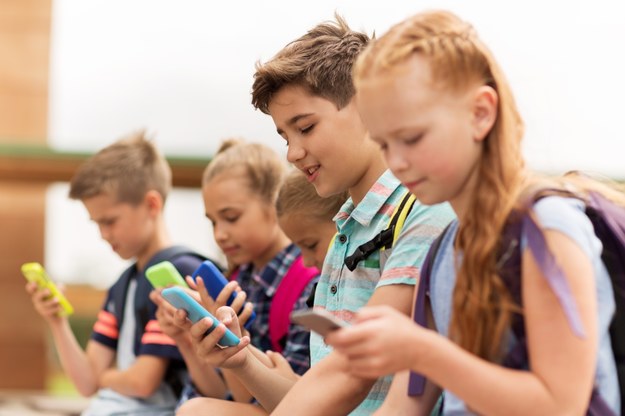 Raport OECD: Telefony komórkowe przyczyną słabszych wyników uczniów w nauce