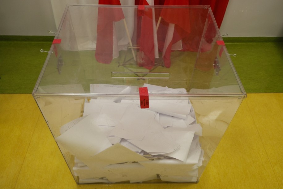 Pijany mężczyzna przewrócił urnę wyborczą