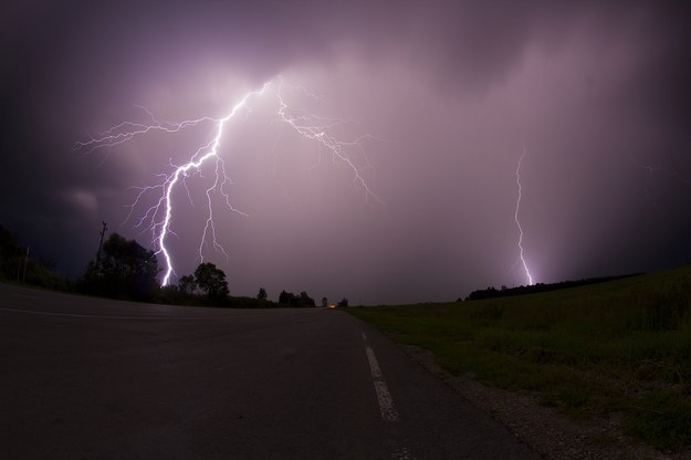 Nadciąga silny układ burzowy. Alerty drugiego stopnia