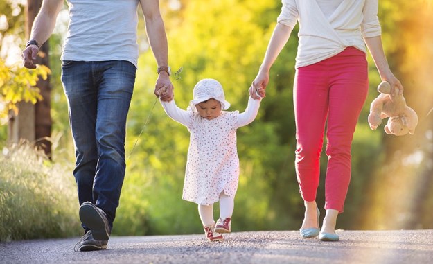 Polscy ojcowie coraz częściej korzystają z urlopów rodzicielskich