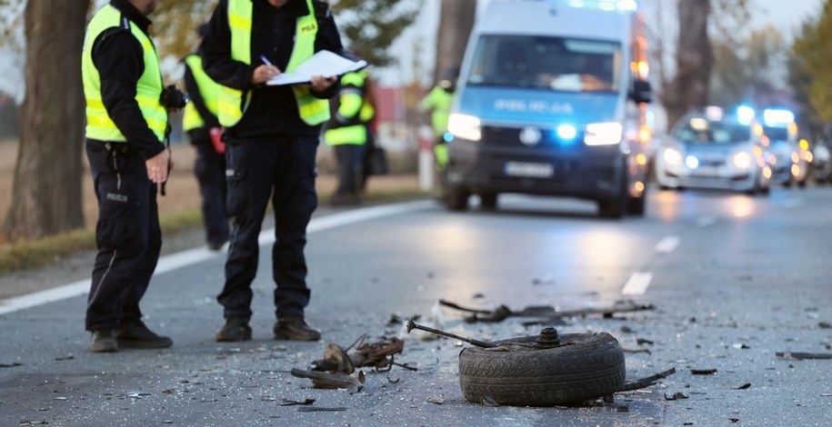 Jedna osoba nie żyje, siedem rannych. Wypadek busa przewożącego obcokrajowców