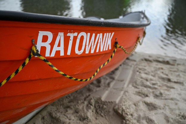 Wędkarze na odciętym skrawku ziemi na Jeziorze Żywieckim. Interweniowało WOPR