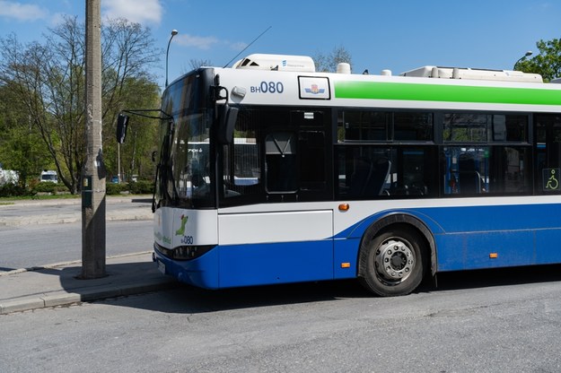 Autobus na trawniku. Niecodzienny widok w Krakowie