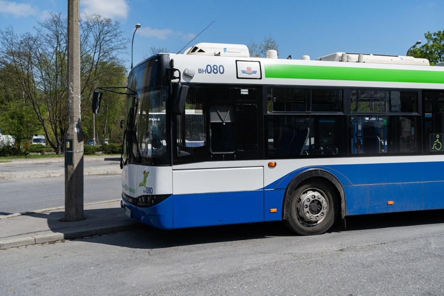 Autobus na trawniku. Niecodzienny widok w Krakowie