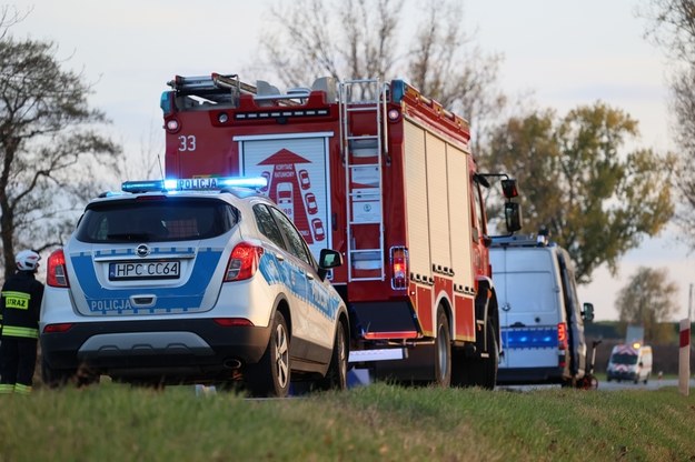 Trzy osoby w szpitalu po zderzeniu wozu strażackiego z samochodem