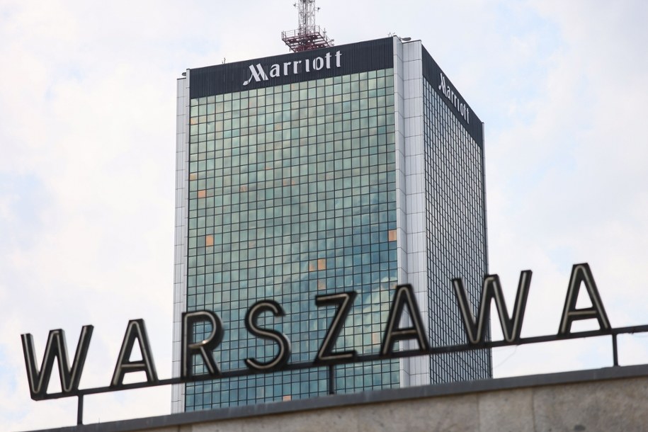 Hotel Marriott znika z wieżowca w centrum Warszawy