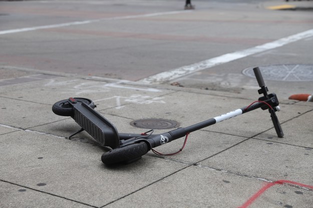 W ciągu rok usunięto 15 tys. źle zaparkowanych hulajnóg elektrycznych