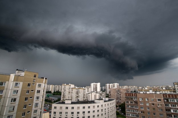 Za nami burzowa noc. Przewrócone drzewo zraniło człowieka na Warmii