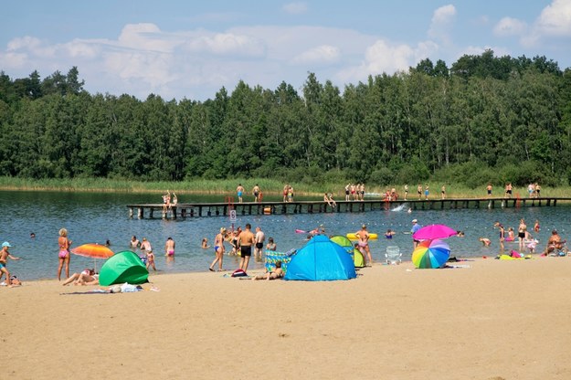 Poszedł popływać w jeziorze Lepaki. Zniknął pod wodą