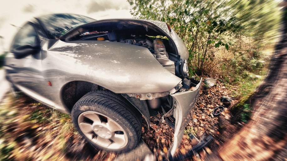 Tragedia w Załężu. Auto z trójką dzieci uderzyło w drzewo