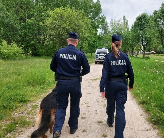 Wypuściła psy, żeby się wybiegały. Interweniowali policjanci