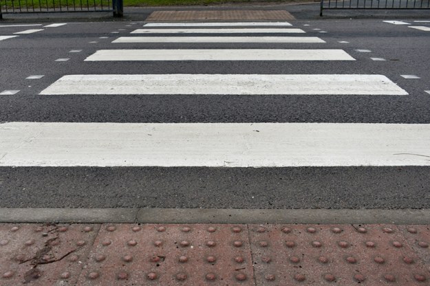 Potrącił ludzi na pasach i uciekł. Warszawska policja poszukuje kierowcy