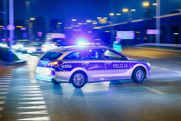 Wypadek na Trasie Łazienkowskiej. Policja wciąż poszukuje mężczyzny