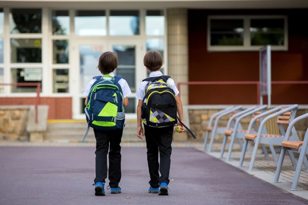 Atacó a ciegas al niño de 12 años con un cuchillo. Seis estudiantes resultaron heridos