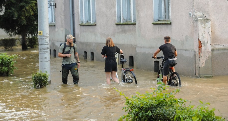 Jak pomóc powodzianom, by nie narobić sobie problemów? Skarbówka wyjaśnia