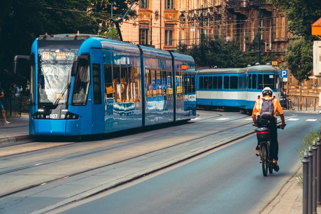 Bezpłatna komunikacja miejska w Krakowie i Tarnowie. Pociągi regionalne za złotówkę