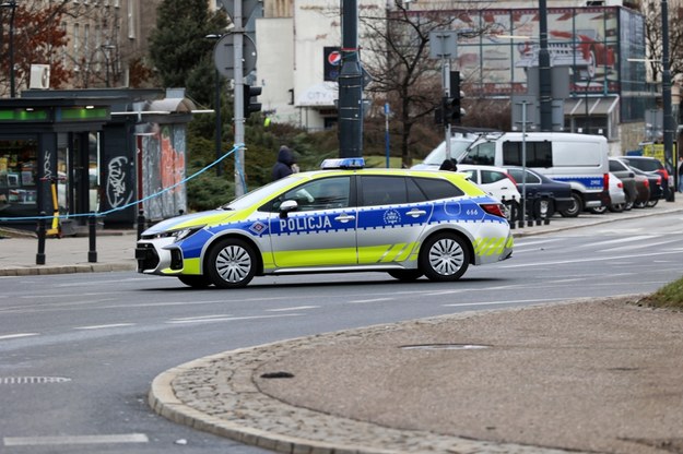 ​Brutalny atak na 90-letnią kobietę na przystanku w Warszawie