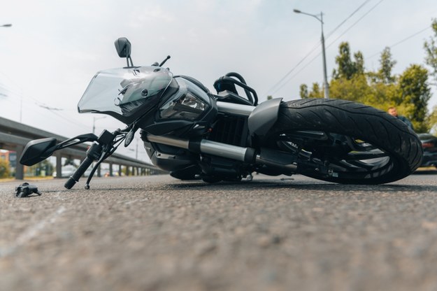 Śmiertelny wypadek na Śląsku. Motocyklista uderzył w barierki