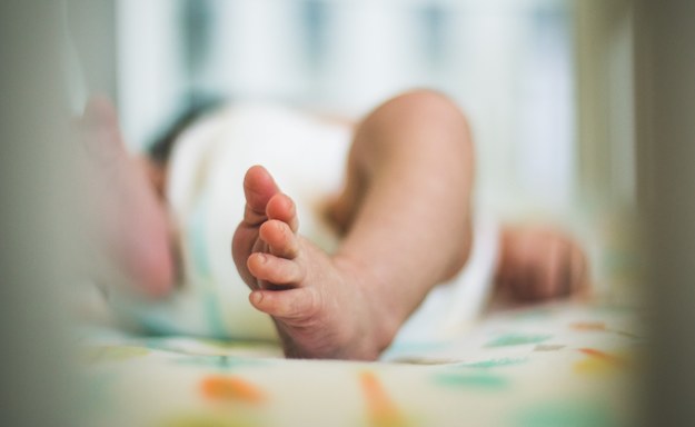 Seorang bayi dengan kaki patah. Ada penangkapan terhadap ayah anak tersebut