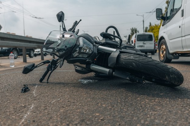 75-latek zginął na miejscu. Tragiczne zderzenie osobówki z motocyklem w Łódzkiem