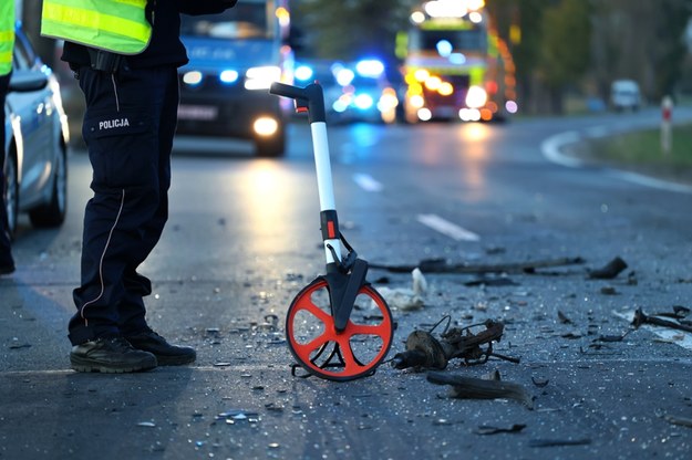 Tragiczny wypadek w Łódzkiem. Bmw wjechało w drzewo, drugie auto w przystanek